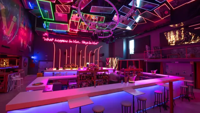 Vive Madrid | Local Nocturno con Neón y Ambiente